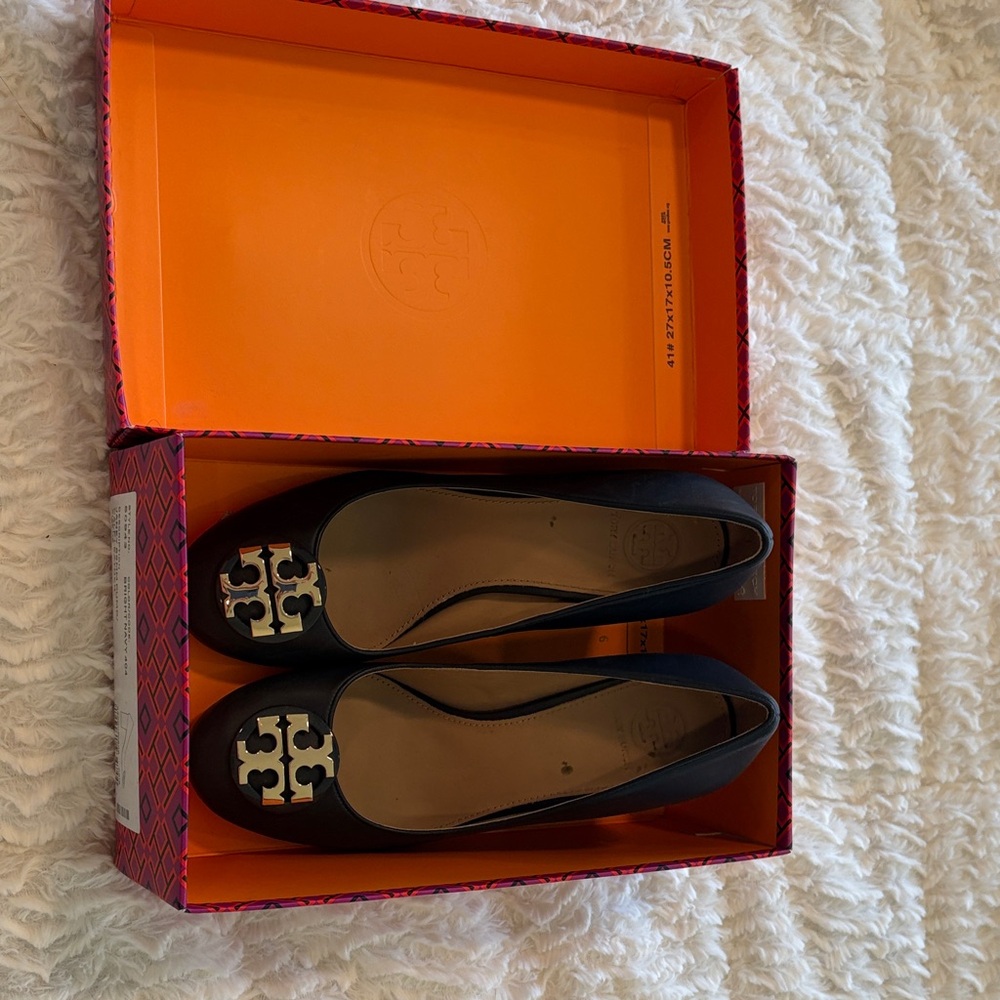 Tory Burch Navy and Gold Logo Heels